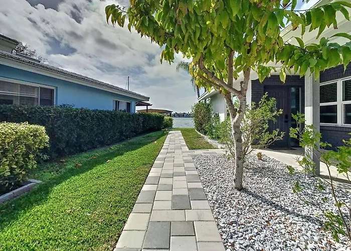 Magical Sunset Waterfront View, Renovated 3bd 2bth *