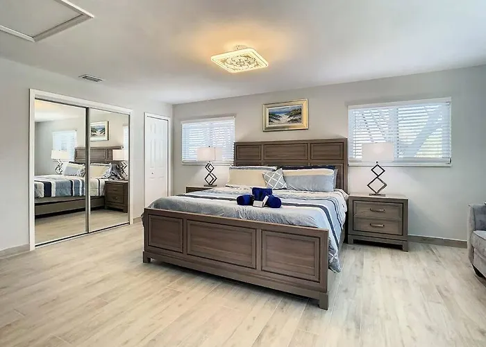 Magical Sunset Waterfront View, Renovated 3bd 2bth Holiday home