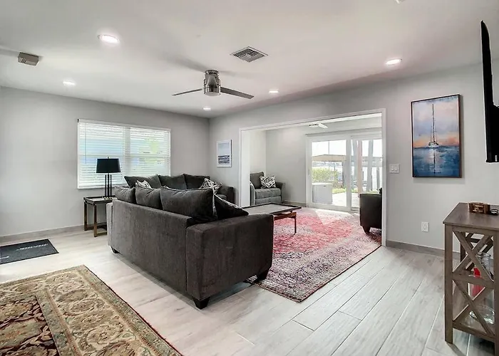 Holiday home Magical Sunset Waterfront View, Renovated 3bd 2bth