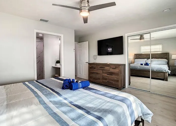 Magical Sunset Waterfront View, Renovated 3bd 2bth