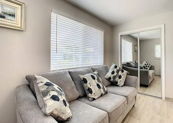 Magical Sunset Waterfront View, Renovated 3bd 2bth Holiday home