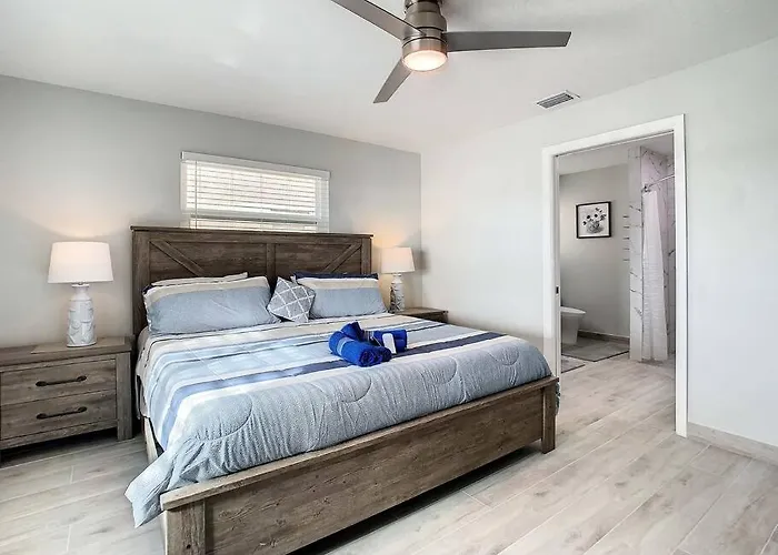 Magical Sunset Waterfront View, Renovated 3bd 2bth Holiday home Clearwater Beach