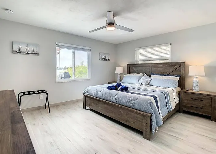 Magical Sunset Waterfront View, Renovated 3bd 2bth Holiday home Clearwater Beach