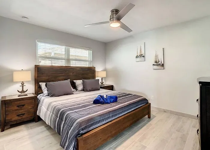Magical Sunset Waterfront View, Renovated 3bd 2bth