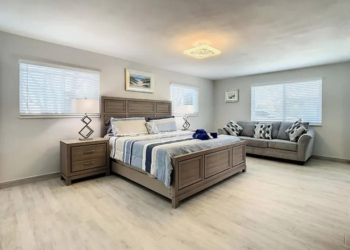 Magical Sunset Waterfront View, Renovated 3bd 2bth