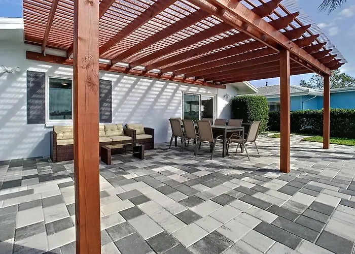 Magical Sunset Waterfront View, Renovated 3bd 2bth Holiday home *
