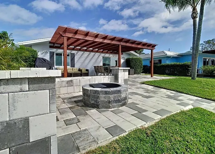 Magical Sunset Waterfront View, Renovated 3bd 2bth Holiday home *