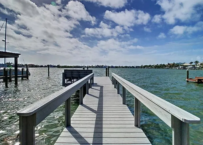 Magical Sunset Waterfront View, Renovated 3bd 2bth Holiday home