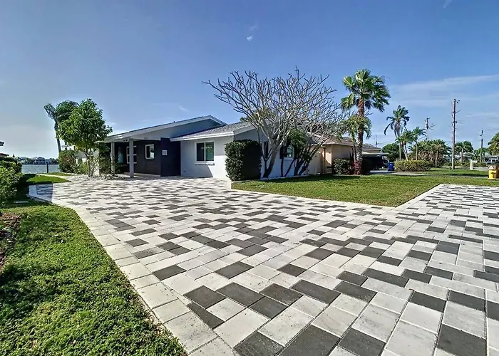 Magical Sunset Waterfront View, Renovated 3bd 2bth Clearwater Beach