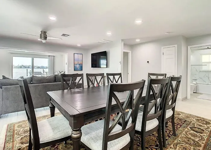 Magical Sunset Waterfront View, Renovated 3bd 2bth
