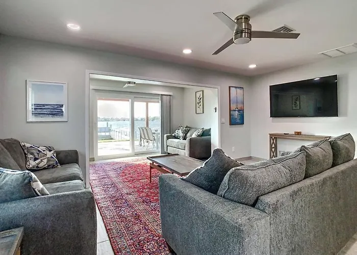 Magical Sunset Waterfront View, Renovated 3bd 2bth *
