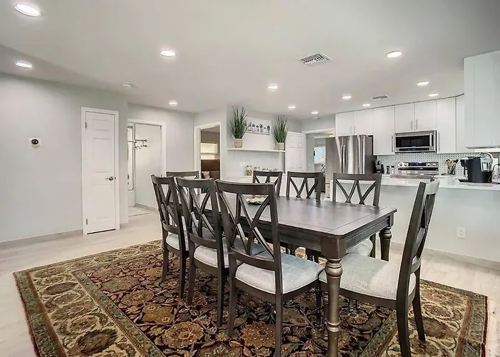 Magical Sunset Waterfront View, Renovated 3bd 2bth Holiday home Clearwater Beach